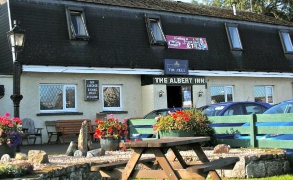 The Albert Inn Неърн Екстериор снимка